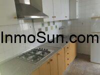 FOTO 07. COCINA MOBILIARIO Y FRIGORIFICO