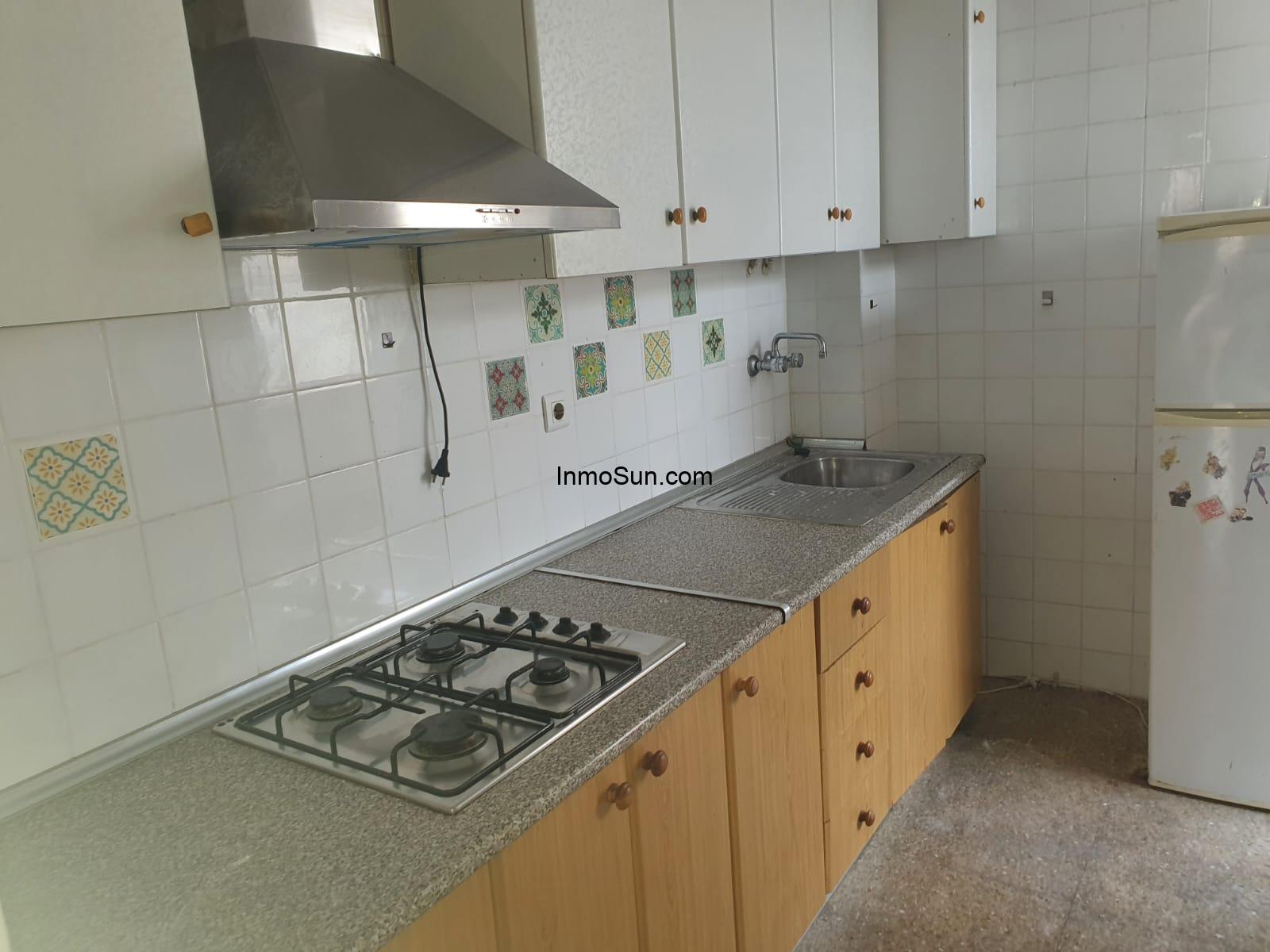 FOTO 07. COCINA MOBILIARIO Y FRIGORIFICO