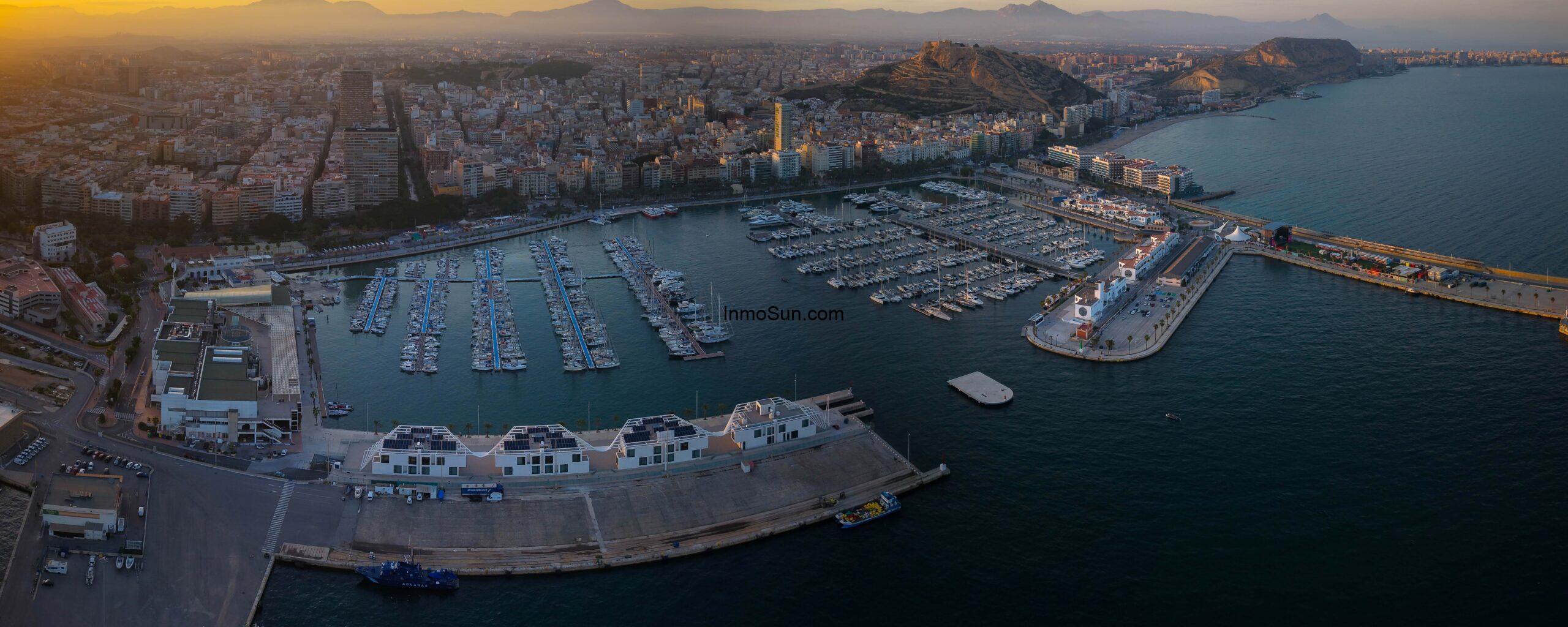 Panorama puerto desde darsena atardecer